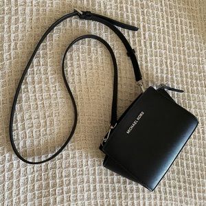 Michael Kors Small Selma Leather Crossbody Bag (Black)